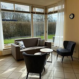 Bright sitting area in Garden Wall vacation home, Oosterend Texel with garden view.