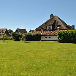 Ferienhaus in Oosterend, Texel, mit grossem Garten und traditioneller Architektur auf den Watteninseln.
