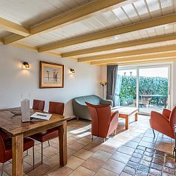 Gemuetliches Wohnzimmer des Ferienhauses in Oosterend, Texel, Ferienhaus mit viel Licht auf den Watteninseln.