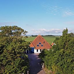 Entrance Holiday home in Oosterend, Texel surrounded by greenery. Perfect vacation home for tranquility seekers on the Wadden Islands.