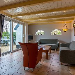 Modern living room of Zilverling vacation home in Oosterend, Texel overlooking the terrace.