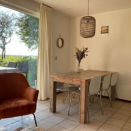 Eethoek in vakantiehuis Type II - nr. 47 Koolmees, Oosterend, Texel, met uitzicht op de tuin.