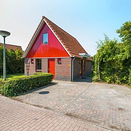 Vorderansicht des Ferienhauses Typ II+ - Nr. 35 Skor in Oosterend, Texel mit geraeumiger Auffahrt.