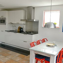 Moderne Kueche im Ferienhaus Typ II+ - Nr. 35 Skor, Oosterend, Texel mit Essecke.