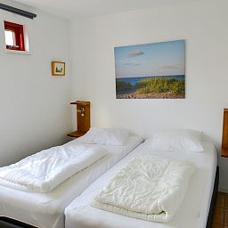 Schlafzimmer mit zwei Betten in Typ II+ - Ferienhaus Nr. 35 Skor, Oosterend, Texel.