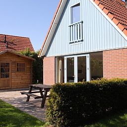 Type I - No. 55 Marel, Oosterend Texel, offers a spacious terrace with picnic table and views of nature, ideal for outdoor living on the Wadden Islands.