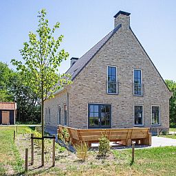 Ruim terras bij 46 - Nieuw Zeeland vakantiehuis in Oosterend, Texel, omringd door natuur.