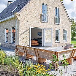 Zijaanzicht van 46 - Nieuw Zeeland vakantiehuis in Oosterend, Texel met bloeiende tuin.