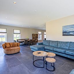 Lichte en ruime woonkamer in vakantiehuis 46 - Nieuw Zeeland, Oosterend, Texel.