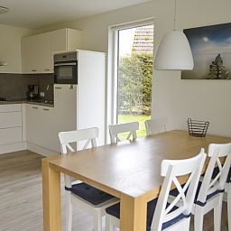 Moderne Kueche und Essbereich im Ferienhaus Typ I - Nr. 89 Lark Oosterend Texel.