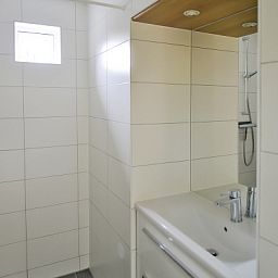 Stilvolles Badezimmer im Ferienhaus Typ I - Nr. 89 Lark Oosterend Texel mit modernen Annehmlichkeiten.