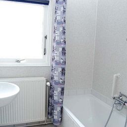 Badezimmer mit Badewanne in Hoogelandt 10 - Awali Ferienhaus, De Koog, Texel.