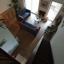 Cozy living room in Alkema bungalow rental Gortersmient, Dennenbos Texel overlooking the garden.