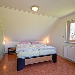 Comfortabele slaapkamer met tweepersoonsbed in 8690 - Junier - Huisman vakantiehuis, Zuid-Eierland, Texel.