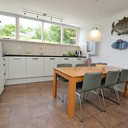 Voll ausgestattete Kueche des Ferienhauses de Parel 182 in De Dennen, Texel mit Essecke.