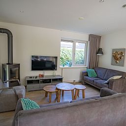 Gemuetliches Wohnzimmer des Ferienhauses de Parel 150 in De Dennen, Texel.