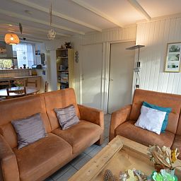 Ruime woonkamer en eetgedeelte in Vakantiehuis de Parel 212, De Dennen, Texel.