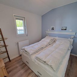 Schlafzimmer im Vakantiepark de Bremakker - Bosveld 135, Ferienhaus in De Dennen, Texel mit bequemem Doppelbett.