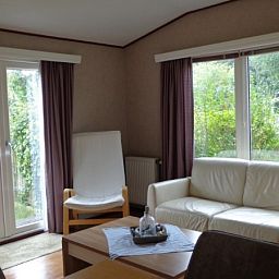 Innenbereich des Vakantiepark de Bremakker Bosveld 104, helles Wohnzimmer mit Gartenblick in De Dennen, Texel.