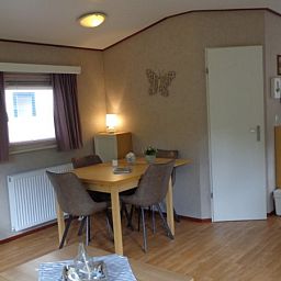 Essbereich und gemuetliche Sitzecke im Ferienpark de Bremakker Bosveld 104, Texel, Watteninseln.