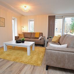 Helle und geraeumige Sitzecke im Ferienhaus De Nagtegaal 23, De Dennen, Texel, ideal zum Entspannen.