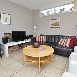 Stilvolles Wohnzimmer mit Holzofen im Bungalow Uterste Coogh 78, De Dennen, Texel.