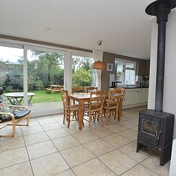 Essecke mit Blick auf den Garten im Bungalow Uterste Coogh 78, De Dennen, Texel, Waddeninseln.