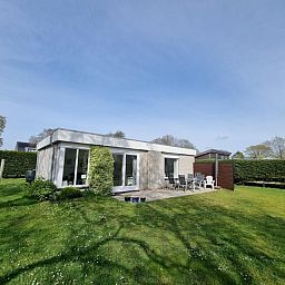 Vakantiehuis 'Jubefe' in De Dennen, Texel biedt een zonnig terras in het Bungalowpark 't Hoogelandt.
