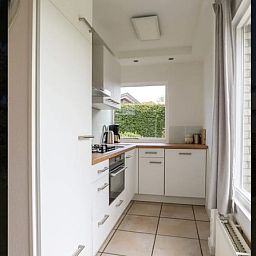 Moderne keuken in Bungalowpark 't Hoogelandt - Vakantiehuis 'Jubefe' te De Dennen, Texel.