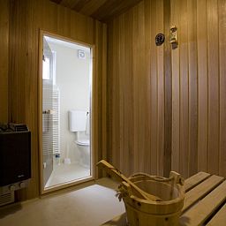 Privatsauna in Villetta Sauna, Texel, mit Holzausstattung und direktem Zugang zum Badezimmer.