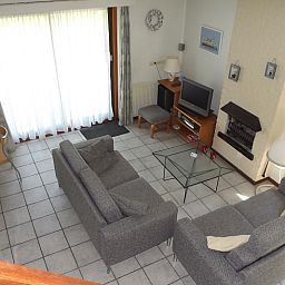 Gemuetliches Wohnzimmer des Ferienhauses Gortersmient 330, Texel mit bequemen Sofas.