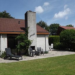 Gruene Umgebung des Ferienhauses Gortersmient 330, Texel mit sonniger Terrasse.
