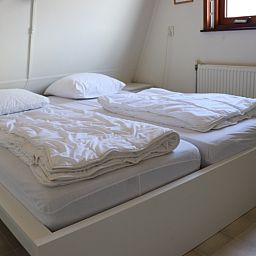 Schlafzimmer mit Doppelbett im Ferienhaus Gortersmient 330, De Dennen, Texel.