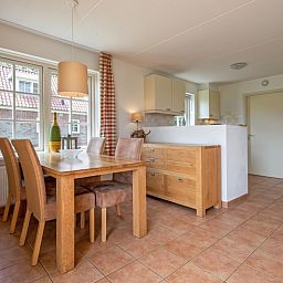 Dining room of 't Mienthuis - De Jonker, vacation home in De Dennen, Texel with lots of light, perfect for family dinners on the Wadden Islands.