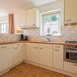 Modern kitchen in 't Mienthuis - De Jonker, vacation home on Texel, De Dennen, equipped with all conveniences for a comfortable stay.