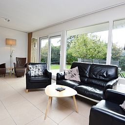 Gemuetliches Wohnzimmer im Ferienhaus Tempelierweg 24, De Dennen, Texel mit Gartenblick.