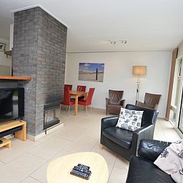 Ferienhaus Tempelierweg 24 in De Dennen, Texel mit modernem Wohn- und Essbereich.