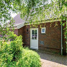 Eingang zu 't Mienthuis - De Prins, Ferienhaus in De Dennen, Texel, umgeben von ueppiger Natur.