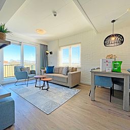 Gezellige zitruimte in Appartement Bos en Duin 30, De Dennen, Texel met moderne inrichting en natuurlijk licht.