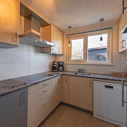 Vollstaendig ausgestattete Kueche in Cottage 6, Texel, ideal fuer Selbstversorger.