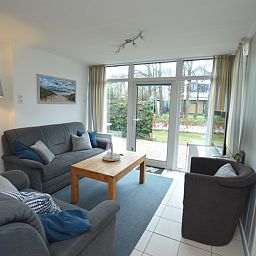 Gemuetliches Wohnzimmer des Ferienhauses de Parel 194 in De Dennen, Texel mit viel Licht.