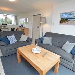 Offene Kueche und Wohnzimmer im Ferienhaus de Parel 194, De Dennen, Texel fuer ein gemuetliches Gefuehl.