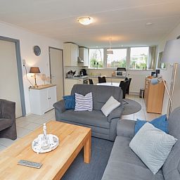 Geraeumiger Wohn- und Essbereich im Ferienhaus de Parel 194, De Dennen, Texel mit moderner Einrichtung.