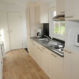 Moderne Kueche im Ferienhaus Villetta fuer 6 Personen, De Dennen, Texel, mit allen Annehmlichkeiten.