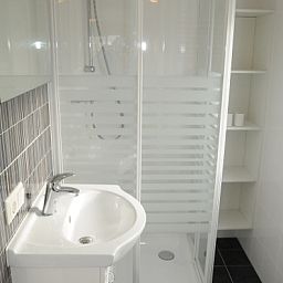 Stilvolles Badezimmer mit Dusche im Ferienhaus Villetta fuer 6 Personen, De Dennen, Texel.