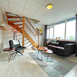 Gemuetliche Sitzecke im Apartment Bos en Duin 25, De Dennen, Texel mit Blick auf den Garten.