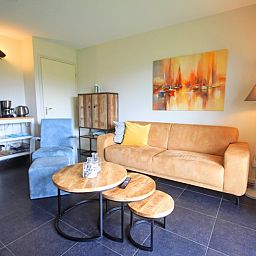 Stijlvolle zithoek in Appartement Bos en Duin 42, Texel met moderne meubels en sfeervolle decoraties.