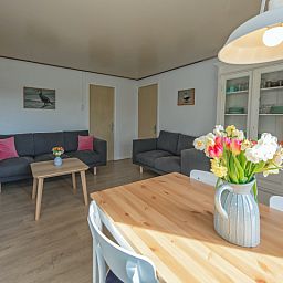 Esszimmer mit Blumen im Ferienhaus Swalefie, De Dennen, Texel, ideal fuer Familienaufenthalte.