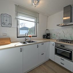 Moderne Kueche im Ferienhaus Swalefie, De Dennen, Texel, mit allen Annehmlichkeiten.