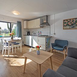 Heller Innenraum von Duumpie, Texel mit Kueche und Essbereich in De Dennen.